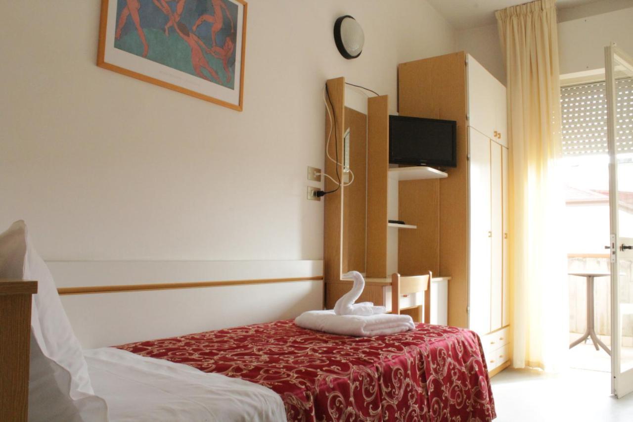 Hotel Clara Riccione Esterno foto